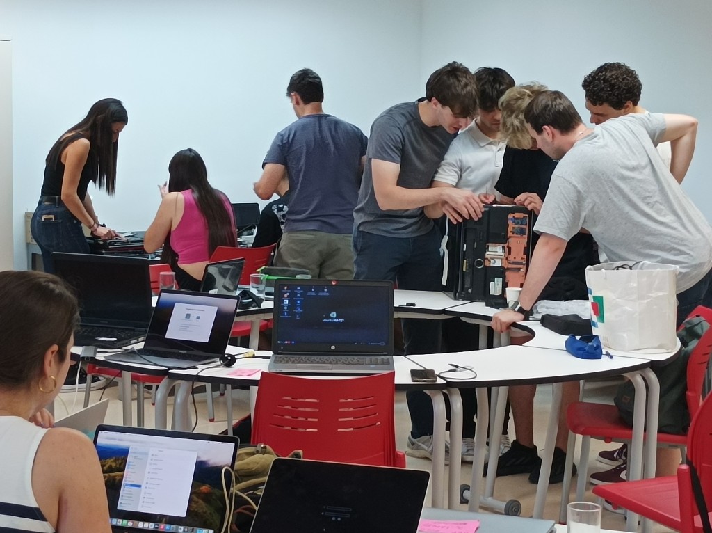 Estudiants voluntaris que aquest curs 2023-24 han sanejat ordinadors perquè tinguin una segona vida.