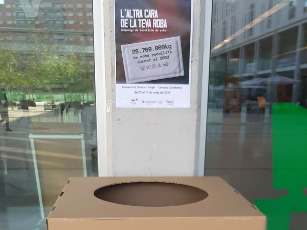 Contenidor de recollida de roba de la campanya "L'altra cara de la teva roba" davant del CRAI campus Catalunya.